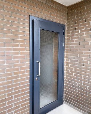 Дверь с большим армированным стеклом