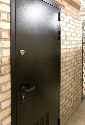 Дверь с вентиляцией в подвал, фото снаружи (Скандинавский бульвар)