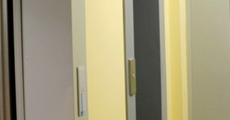 Дверь в лифтовом холле