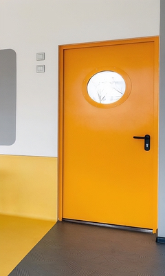 Дверь желтого цвета с окном