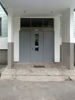 Подъездная дверь с окном (ул. Бакинская, 10)
