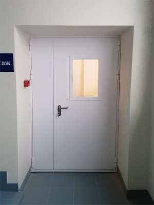 Полуторная дверь с остеклением