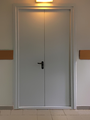 Внутренняя сторона двупольной двери (монтаж в больнице)
