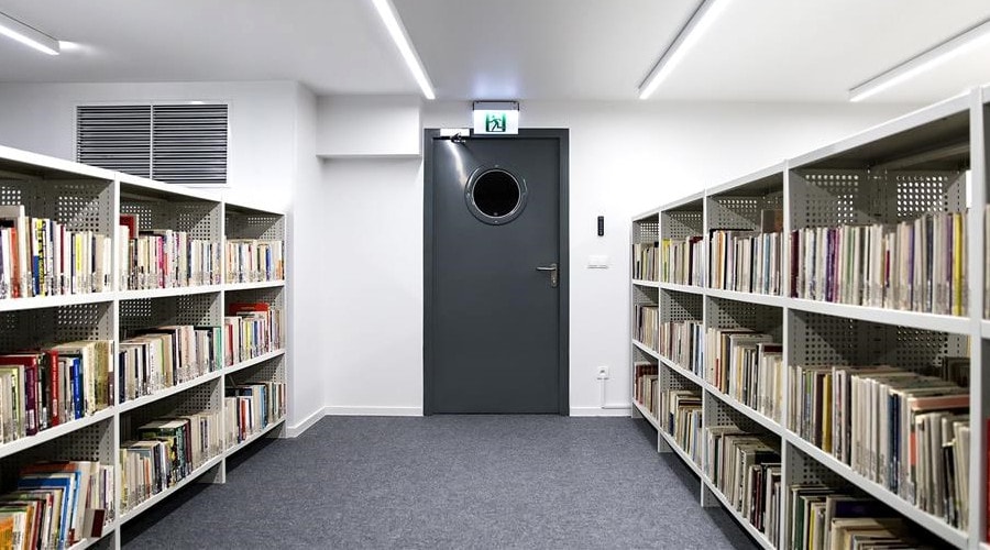 Дверь в библиотеке